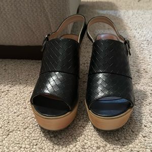 Pierre Dumas size 9 wedges